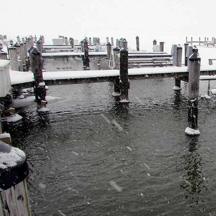 Scott Aerator Slinger Pond De-Icer [11000] with Docks Covered with Ice